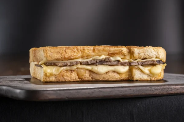 Kavurmalı Kaşarlı Tost